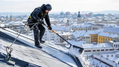 Îndepărtare de zăpadă de pe acoperiș — lucrări la înălțime
