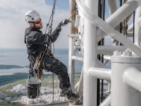 Intervenție pe un turn cu conducte industriale — alpinism utilitar industrial