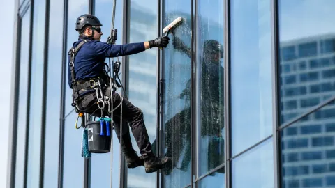 Spălare geamuri la o clădire de birouri — alpinism utilitar