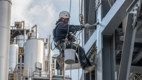 Intervenție pe structura metalică a unor silozuri — alpinism utilitar industrial