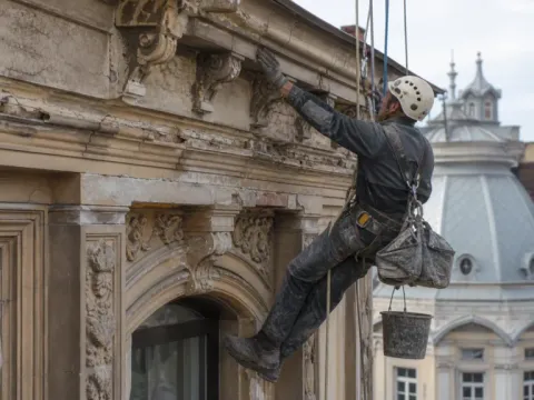 Restaurare de fațadă ornamentată — alpinism utilitar